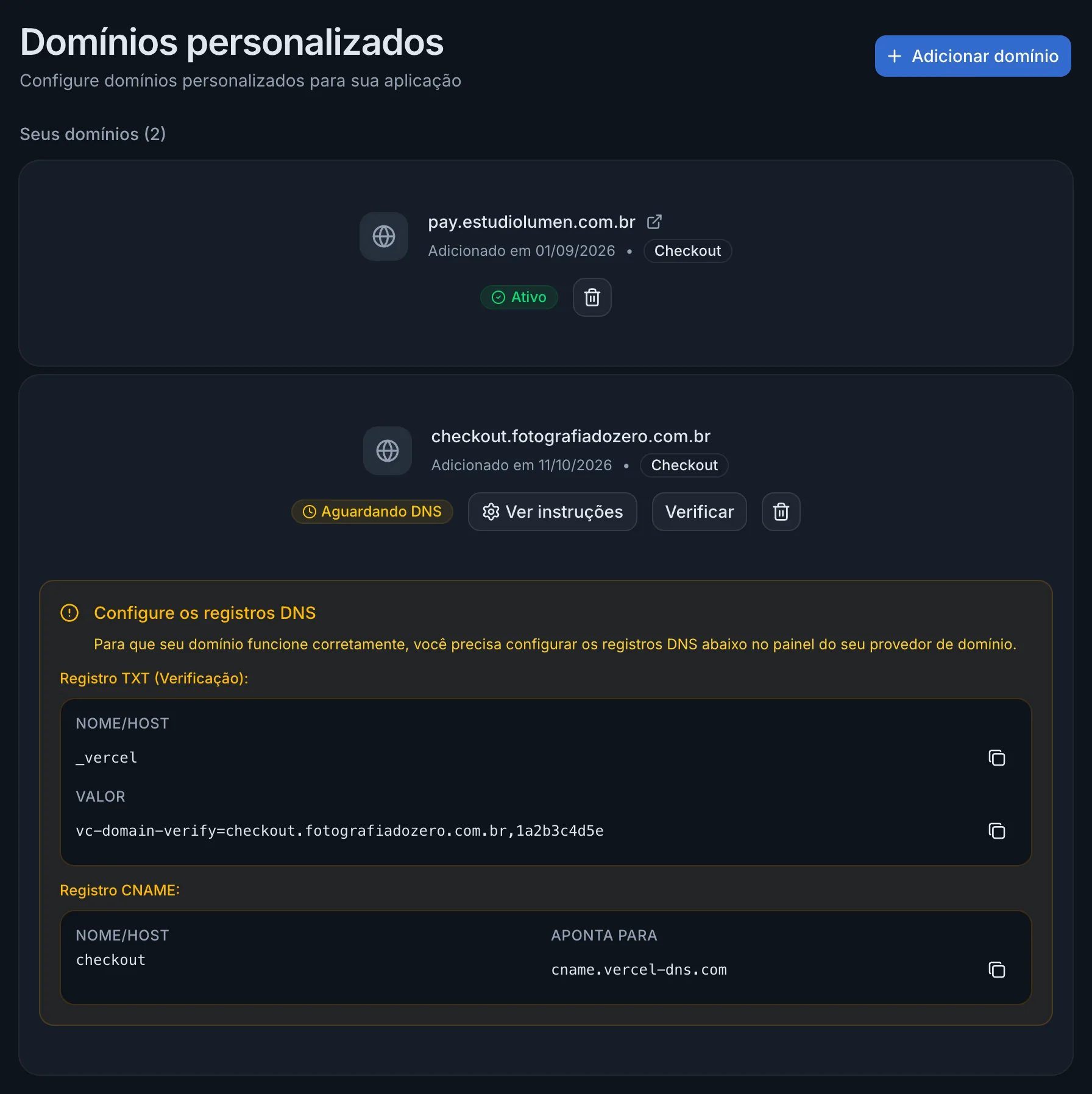 Domínios personalizados com um domínio ativo e outro aguardando DNS